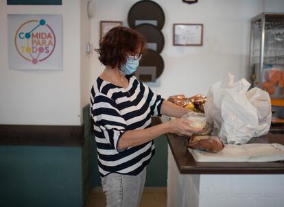Paloma de Diego prepara los almuerzos en Casa Carmela antes de que sean repartidos por distintos distritos de Madrid.