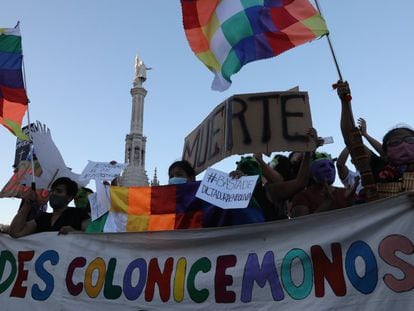 Varios colectivos antirracistas se manifiestan frente a la estatua de Colón, en Madrid.