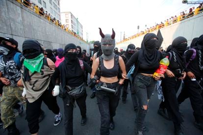 Un grupo de mujeres protesta durante la marcha del 2 de octubre.