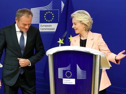 El aspirante a primer ministro en Polonia, Donald Tusk, y la presidenta de la Comisión Europea, Ursula von der Leyen, comparecen juntos en Bruselas, el pasado 25 de octubre.