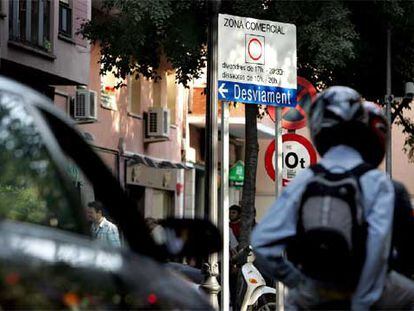 Señal de prohibido circular en la calle Sant Andreu con el cruce con Malats.