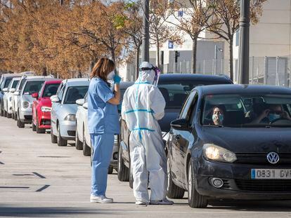 Decenas de coches hacen cola ante el hospital de campaña de La Fe de València para la realización de pruebas de detección de covid-19.