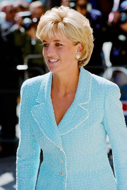 En 1997, Diana de Gales lucía esta chaqueta de Chanel que corrobora su predilección por los tonos pastel y los trajes a medida. Las solapas aportan el punto diferenciador respecto al patrón más popular.