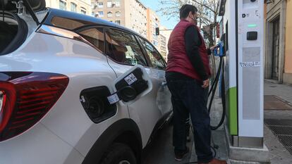 Un usuario recarga su vehículo en una calle de Madrid.