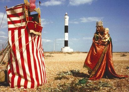 Escena de 'The Garden' (Derek Jarman, 1990), protagonizada por Tilda Swinton. El jardín crece a la orilla del mar, por un lado, y a las faldas de una central nuclear por el otro.