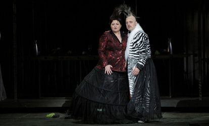 Lady Macbeth y Macbeth en un momento de la ópera.