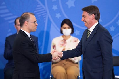 El presidente de Brasil, Jair Bolsonaro, se da la mano con André Luiz Mendonça, en abril de 2020 en Brasilia.