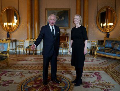 Primer encuentro del rey Carlos III de Inglaterra con la primera ministra Liz Truss en el palacio de Buckingham, el 9 de septiembre.