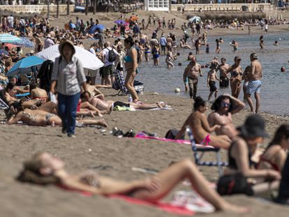 Numerosas personas disfrutaban el sábado del sol en la playa de la Malagueta, en Málaga, en el comienzo de las vacaciones de Semana Santa.