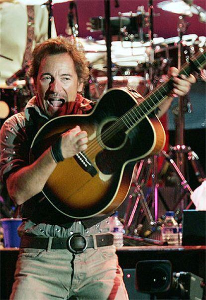 El cantante norteamericano Bruce Springsteen, "El Boss", durante el concierto que ha ofrecido esta noche en Valencia dentro de su gira &#39;The Seeger Sessions&#39;.