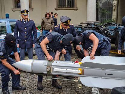 Una imagen del misil incautado por la policía italiana. En vídeo, imágenes de la operación policial.