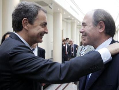 Zapatero y Pío García-Escudero se saludan en el Senado.