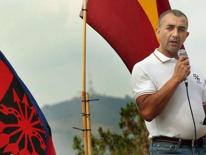 Manuel Andrino, jefe nacional de Falange, durante una manifestación en defensa de la unidad de España en Barcelona, en 2017.