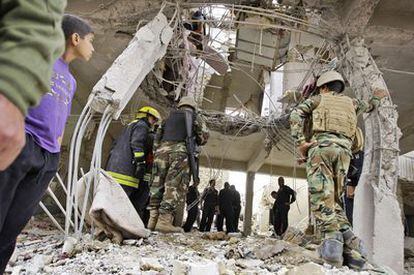 Miembros de las fuerzas de seguridad iraquíes inspeccionan el escenario de un atentado en Bagdad.