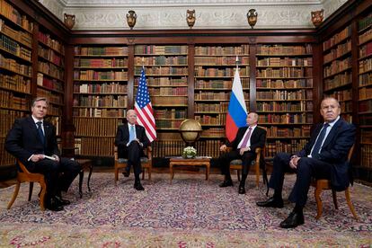 Encuentro entre los presidentes de EE UU, Joe Biden, y Rusia, Vladímir Putin, junto a sus respectivos ministros de Exteriores, en junio de 2021, en Ginebra.
