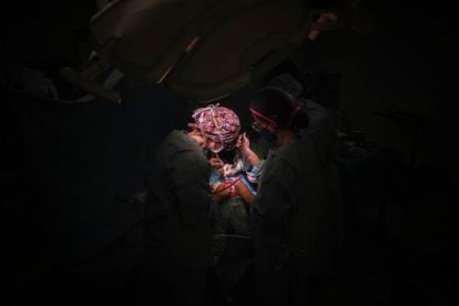 Villalba operates in an operating room at the Hospital del Mar on a patient suffering from a malignant brain tumor.