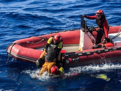 Maitane Carnero, patrona del buque 'Astral' de la ONG Open Arms, dirige una operación de rescate en el Mediterráneo Central.