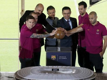 Los capitanes del Bar&ccedil;a y el presidente con la maqueta del Camp Nou.