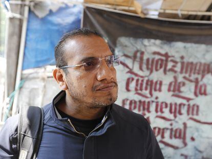 Vidulfo Rosales habla frente al Campo Militar Número 1, el 21 de septiembre en Ciudad de México.