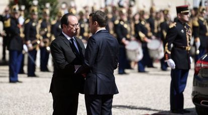 El expresidente franc&eacute;s Hollande despide a su sucesor en el cargo Macron tras la reuni&oacute;n mantenida por ambos en el El&iacute;seo, este domingo.