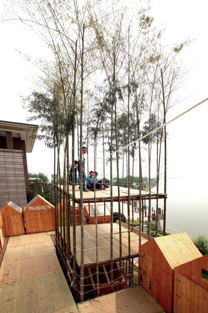 La estructura está formada por ocho unidades de bambú de tres por tres metros. La estructura en pirámide invertida hace que las casas parezcan flotar en el aire. Todos los niños pudieron trabajar no solo en el ensamblaje de su propia casa, sino también en el diseño. El resultado: una ciudad dentro del barrio.