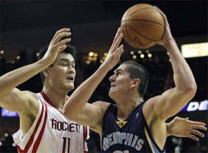 El chino Yao Ming defiende al jugador de los Grizzlies Darko Milicic