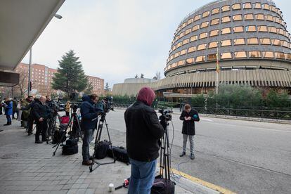 Varios trabajadores de medios de comunicación, este lunes frente a la sede del Tribunal Constitucional en Madrid.