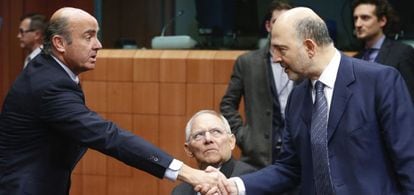 El ministro espa&ntilde;ol de Econom&iacute;a en funciones, Luis de Guindos, estrecha la mano del comisario europeo de Asuntos Econ&oacute;micos y Financieros, Pierre Moscovici.