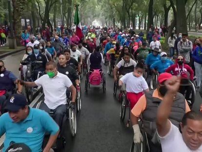 Usuarios en silla de ruedas llevan a cabo una protesta el 21 de agosto de 2022 en la Ciudad de México