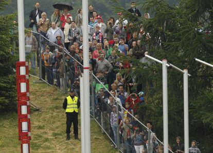 Los aficionados polacos contemplan la sesión de entrenamiento en Gniewino desde el exterior del recinto (8/6/2012).