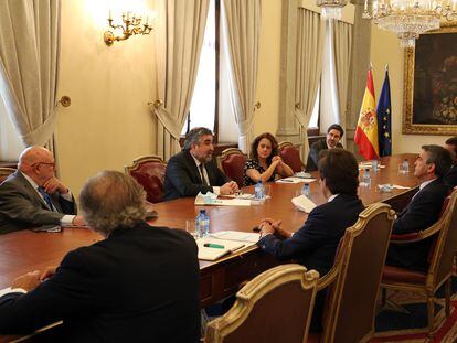 El ministro de Cultura, en el centro, en  la reunión con el sector taurino.
