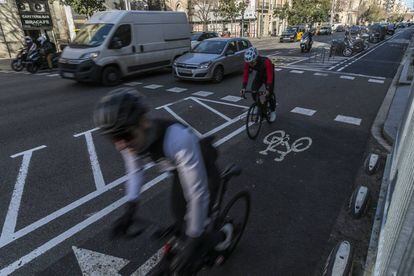 Ciclistes al carril bici del carrer Aragó.