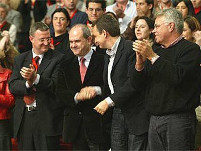 Chaves y Rodríguez Zapatero se cogen de la mano, ayer, en presencia de Felipe González y Caldera.