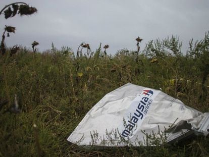 En la foto (Reuters), restos del MH17 cerca de Grabovo, Donetsk, el 9 de septiembre. | En el vídeo (Reuters), reacciones sobre el informe preliminar