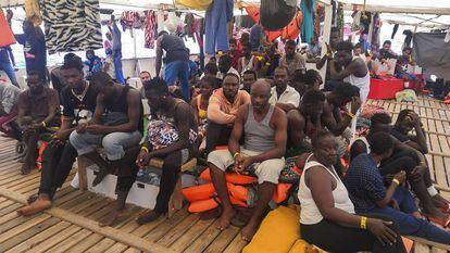 Refugiados en el barco 'Open Arms'.