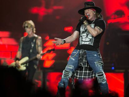 El grupo Guns N’ Roses durante su actuación de ayer en el Estadio Olímpico de Barcelona.