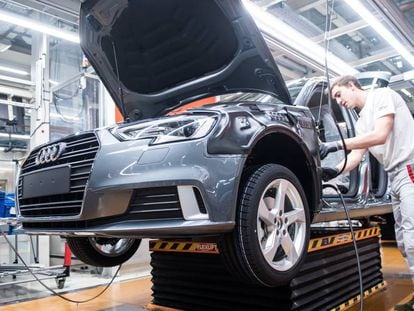 Trabajadores revisan un nuevo Audi Q2 en la línea de producción de Audi A3 y Q2 en la fábrica alemana de Audi ubicada en Ingolstadt, Alemania.