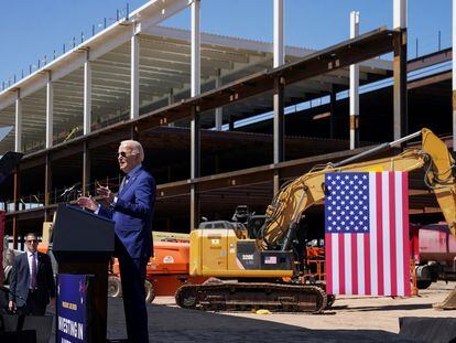 El presidente de Estados Unidos, Joe Biden, durante una visita a las obras de un centro de Intel en Chandler (Arizona), el mes pasado.