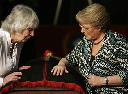 La presidenta de Chile, Bachelet (derecha), junto a Joan Turner, viuda de Víctor Jara, ayer en Santiago.
