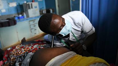 Un doctor escucha el latido de un bebé en un centro de salud en Chiradzulu, al sur de Malaui.
