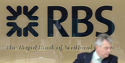 Un hombre abandona la sede del Royal Bank of Scotland en Londres