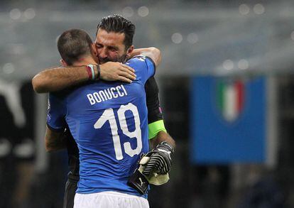Gianluigi Buffon abraza a su compañero, Leonardo Bonucci, tras ser eliminados de la clasificación para el Mundial de 2018 frente a Suecia. 