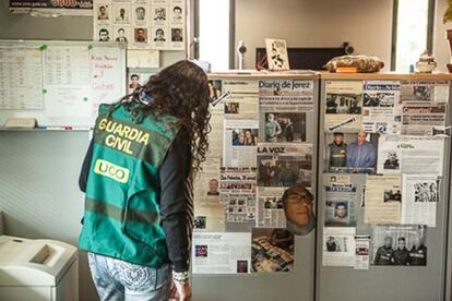 Una agente de la Unidad Central Operativa, que trabaja contra el crimen organizado, en el cuartel general de la unidad, cerca del aeropuerto de Madrid. La UCO central se compone de unos 500 agentes.