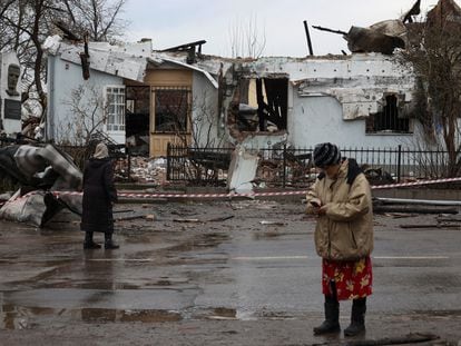 Una mujer observa los daños al museo dedicado a uno de los líderes del Ejército Insurgente Ucranio, destruido por un ataque ruso con drones, en Lviv este lunes.