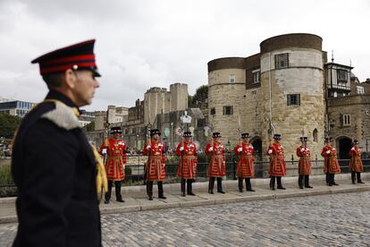 Los custodios yeomen, conocidos por los 'Beefeaters', permanecen en formación durante el acto de proclamación del rey Carlos III, en el exterior del palacio de Saint James.