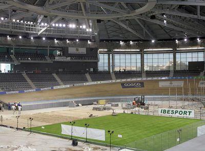 Montaje de una pista de tenis en el velódromo Palma Arena, en abril de 2007.
