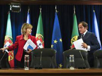 El viceprimer ministro portugués, Paulo Portas (d), y la ministra de Finanzas portuguesa, María Luis Albuquerque (i), se disponen a ofrecer una rueda de prensa en el Ministerio de Finanzas luso en Lisboa, Portugal, ayer.