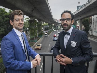 El actor Luis Gerardo M&eacute;ndez y el arquitecto Fernando Ortiz Monasterio, frente a las columnas del Perif&eacute;rico de la Ciudad de M&eacute;xico. 