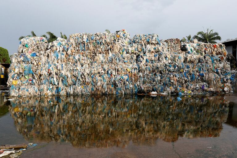 Planta de reciclaje ilegal en Kuala Langat, Malasia.