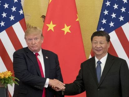 El presidente de EEUU, Donald Trump, y su homólogo chino, Xi Jinping, se saludan en Pekín.